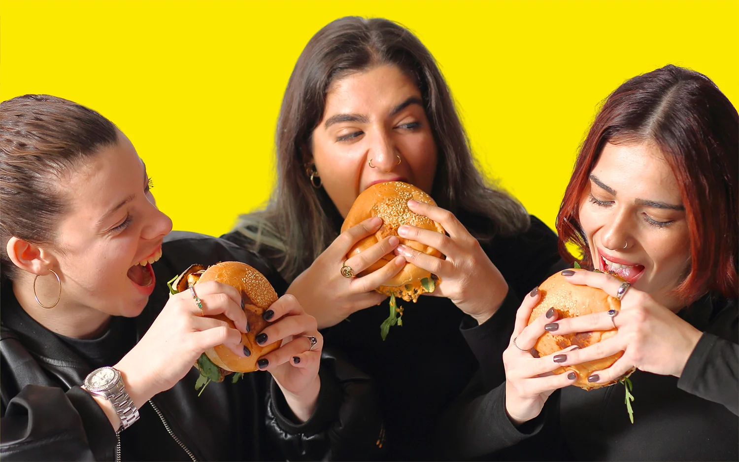 Friends enjoying Pikla burgers